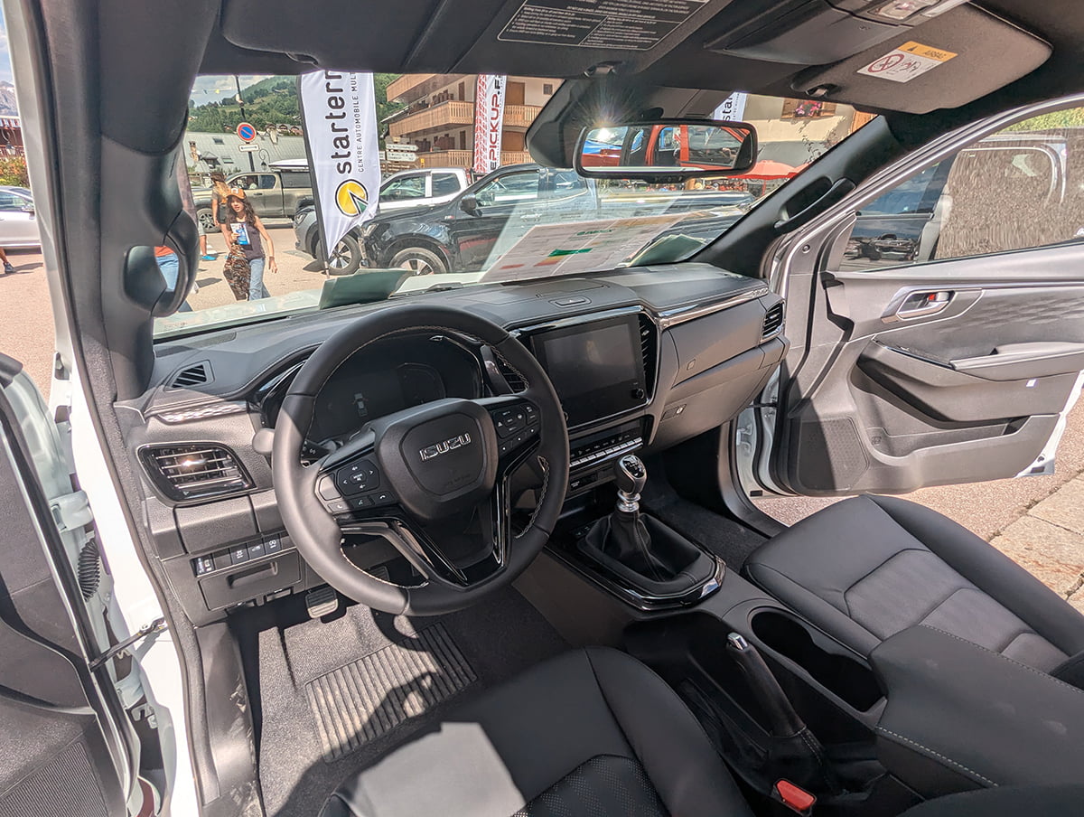 Isuzu-Starterre-LePickupFr-Foire-Valloire-2024-nouveau-dmax-interieur